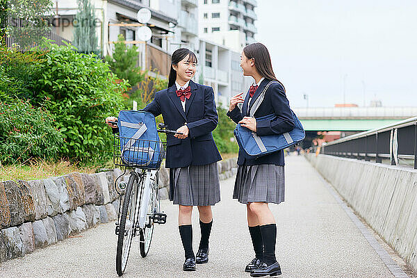 Japanische Oberstufenschüler tragen Uniform