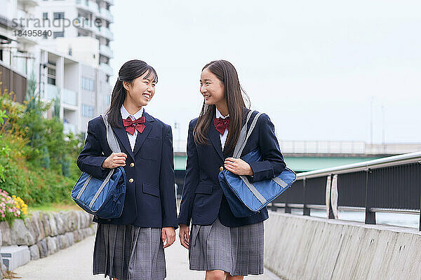 Japanische Oberstufenschüler tragen Uniform