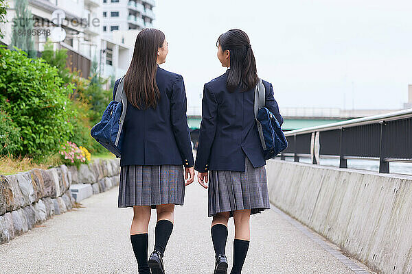 Japanische Oberstufenschüler tragen Uniform