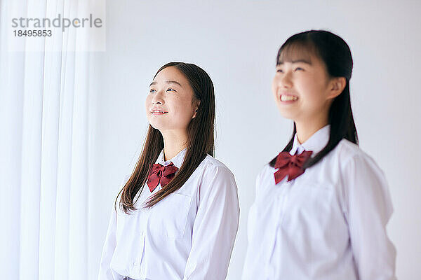 Japanische Oberstufenschüler tragen Uniform
