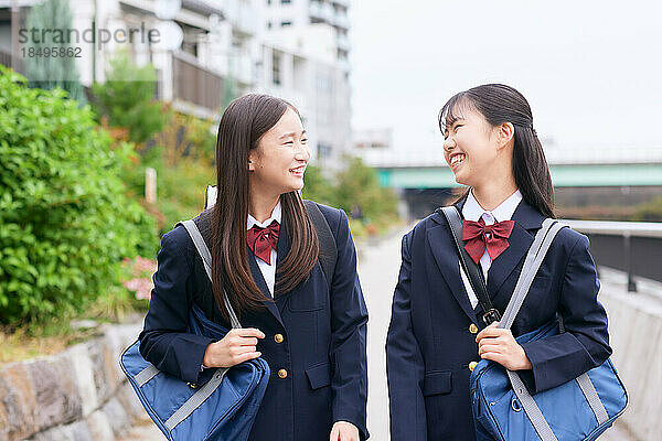 Japanische Oberstufenschüler tragen Uniform