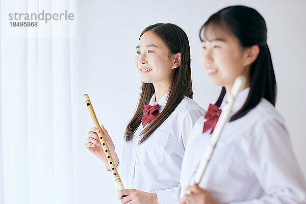 Japanische Oberstufenschüler tragen Uniform