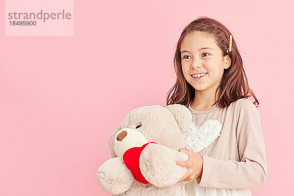 Lächelndes junges Mädchen mit Teddybär