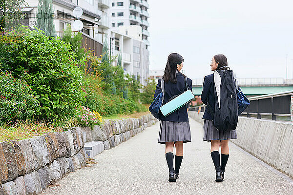 Japanische Oberstufenschüler tragen Uniform