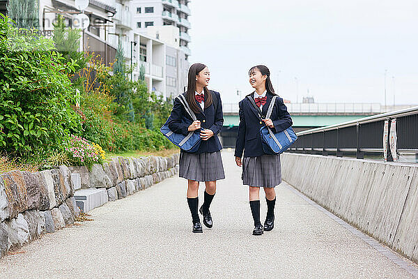 Japanische Oberstufenschüler tragen Uniform