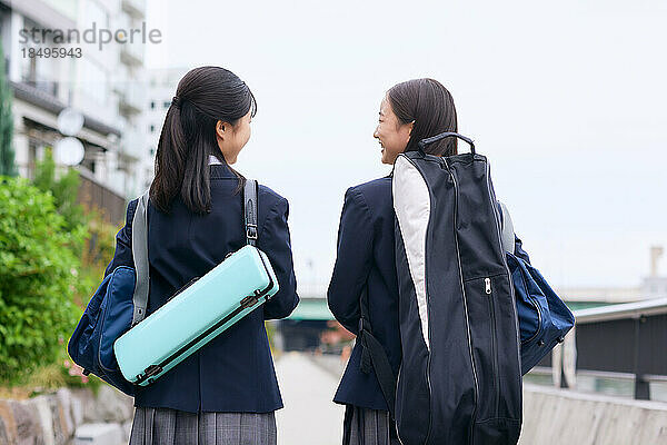 Japanische Oberstufenschüler tragen Uniform