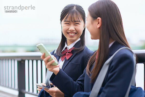 Japanische Oberstufenschüler tragen Uniform