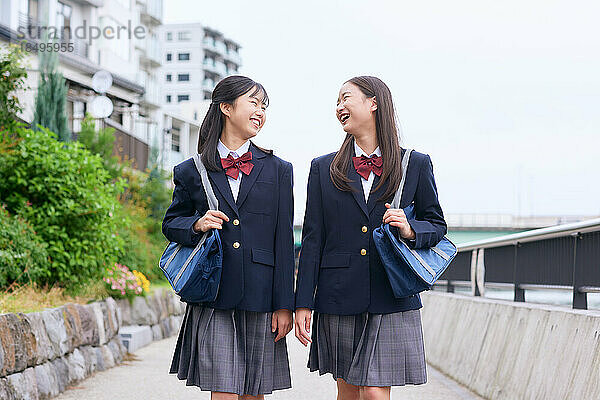 Japanische Oberstufenschüler tragen Uniform