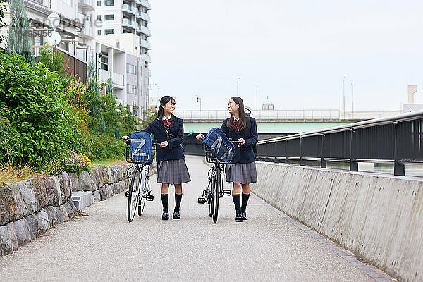 Japanische Oberstufenschüler tragen Uniform