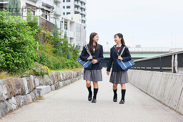 Japanische Oberstufenschüler tragen Uniform