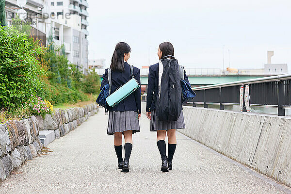 Japanische Oberstufenschüler tragen Uniform