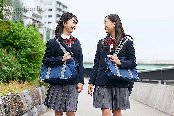 Japanische Oberstufenschüler tragen Uniform