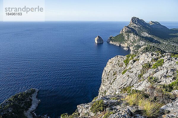 Ausblick auf felsige Klippen und Meer  Cap Formentor  Küstenlandschaft  Pollença  Mallorca  Balearen  Spanien  Europa