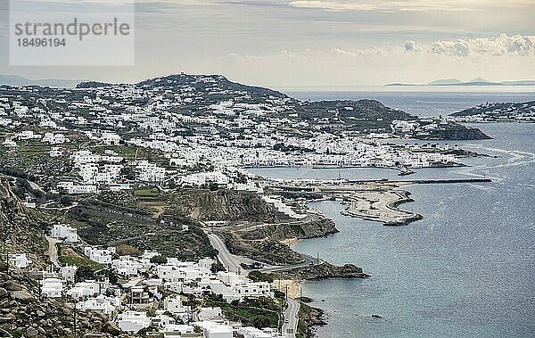 Ausblick auf Bucht mit Mykonos Stadt und Hafen  weiße kykladische Häuser  Mykonos  Kykladen  Griechenland  Europa