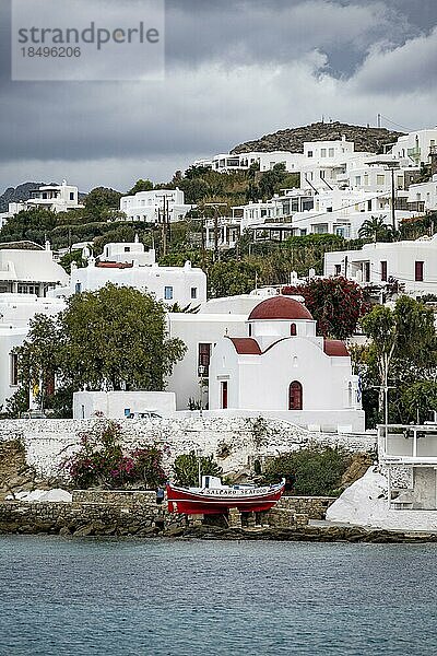 Fischerboot und kleine griechisch orthodoxe weiße Kirche mit rotem Dach  Heilige Kirche von Rodon und Amaranto  Alter Hafen von Mykonos  Chora  Mykonos Stadt  Mykonos  Kykladen  Ägäis  Griechenland  Europa