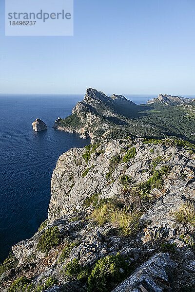 Ausblick auf felsige Klippen und Meer  Cap Formentor Küstenlandschaft  Pollença  Mallorca  Balearen  Spanien  Europa