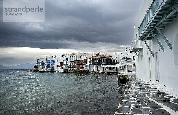 Weiße kykladische Häuser am Ufer  Little Venice  Klein Venedig  dramatische dunkle Wolken Chora  Mykonos Stadt  Mykonos  Kykladen  Ägäis  Griechenland  Europa