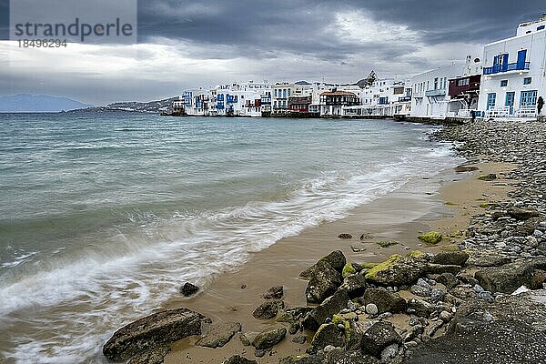 Strand mit Langzeitbelichtung  Weiße kykladische Häuser am Ufer  Little Venice  Klein Venedig  dramatische dunkle Wolken Chora  Mykonos Stadt  Mykonos  Kykladen  Ägäis  Griechenland  Europa