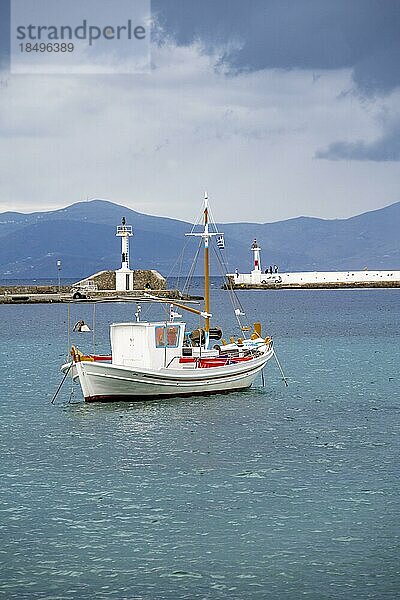 Alter Hafen von Mykonos mit buntem Fischerboot  Mykonos Stadt  Mykonos  Kykladen  Griechenland  Europa