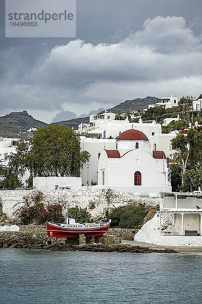 Fischerboot und kleine griechisch orthodoxe weiße Kirche mit rotem Dach  Heilige Kirche von Rodon und Amaranto  Alter Hafen von Mykonos  Chora  Mykonos Stadt  Mykonos  Kykladen  Ägäis  Griechenland  Europa