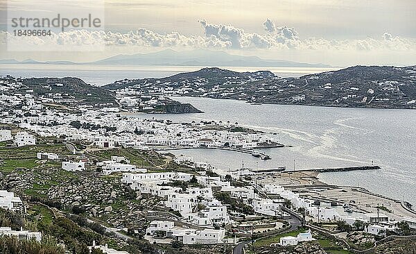 Ausblick auf Bucht mit Mykonos Stadt und Hafen  weiße kykladische Häuser  Mykonos  Kykladen  Griechenland  Europa