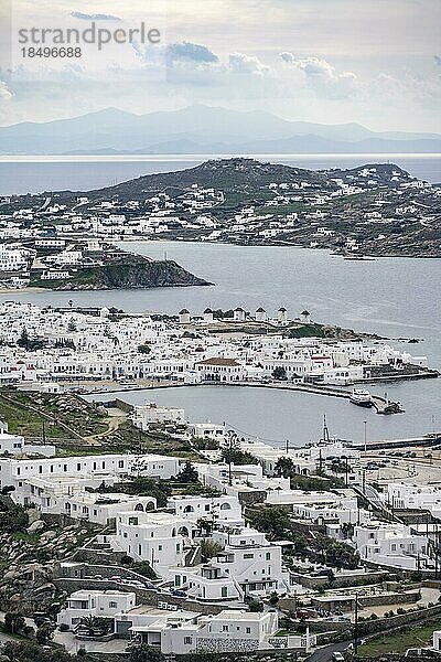 Ausblick auf Bucht mit Mykonos Stadt  Windmühlen und Hafen  weiße kykladische Häuser  Mykonos  Kykladen  Griechenland  Europa