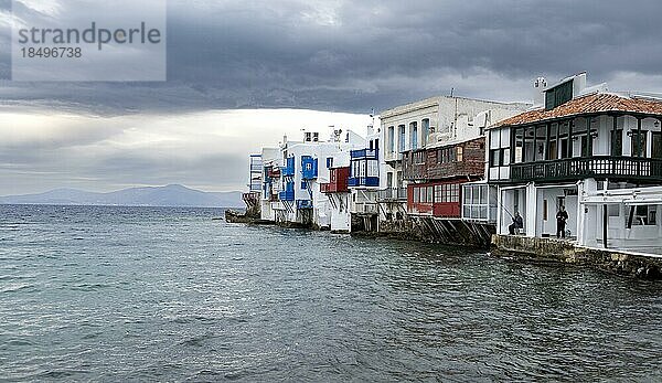 Weiße kykladische Häuser am Ufer  Little Venice  Klein Venedig  dramatische dunkle Wolken Chora  Mykonos Stadt  Mykonos  Kykladen  Ägäis  Griechenland  Europa