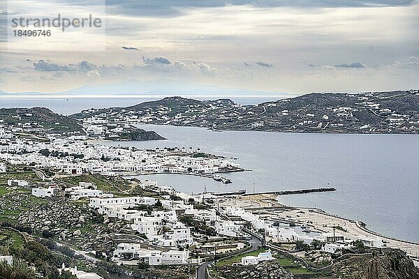 Ausblick auf Bucht mit Mykonos Stadt und Hafen  weiße kykladische Häuser  Mykonos  Kykladen  Griechenland  Europa