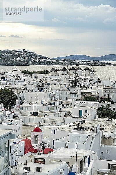 Ausblick über weiße kykladische Häuser und Windmühlen  Insel und Meer  Mykonos Stadt  Mykonos  Kykladen  Griechenland  Europa
