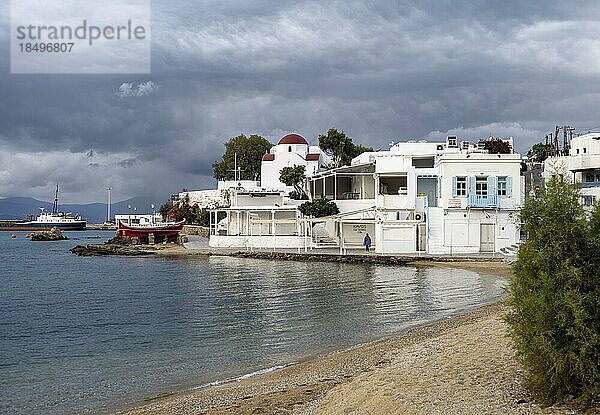Strand Paralia Choras Mikonou  weiße kykladische Häuser von Mykonos Stadt  Mykonos  Kykladen  Griechenland  Europa