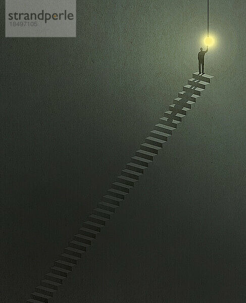 Mann schaltet Licht am oberen Ende einer langen Treppe ein
