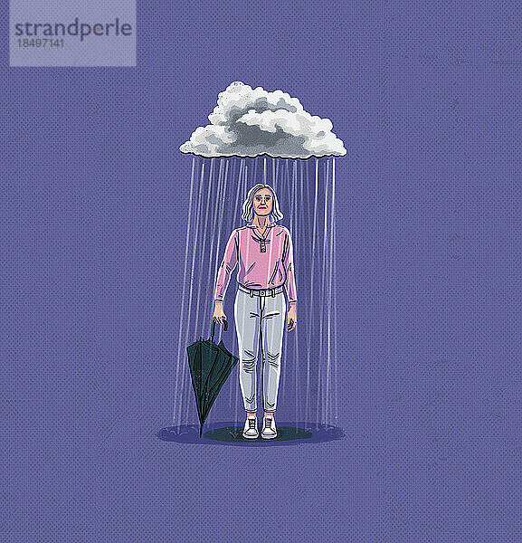 Frau steht mit geschlossenem Regenschirm unter einer Regenwolke
