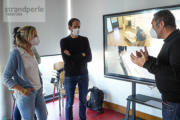 Einweisung des Trainers vor dem ersten Workshop. An der medizinischen Fakultät von Montpellier werden verschiedene medizinische Fachkräfte in der Entwicklung von Praktiken  Pflege und Notfallverfahren geschult. Sie müssen an schwerwiegenden Fällen des täglichen Lebens arbeiten  die auf einer SimMan-Attrappe originalgetreu nachgebildet sind.