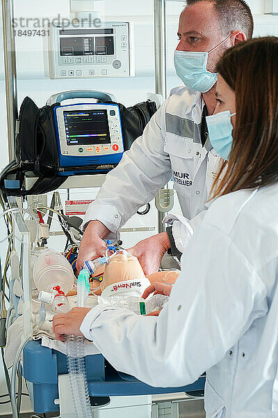 Schulung zur Notfallversorgung für Neugeborenenpuppen. Ausbildung am CESU  Zentrum für Notfallversorgungslehre an der medizinischen Fakultät von Montpellier. Verschiedene medizinische Fachkräfte trainieren in realen Notfallsituationen an einem SimNewB-Neugeborenen-Dummy. Das Neugeborene wird von einem Notarzt betreut  der von Ärzten des SMUR unterstützt wird. Zur Wiederbelebung des Neugeborenen wird eine Herzmassage durchgeführt.