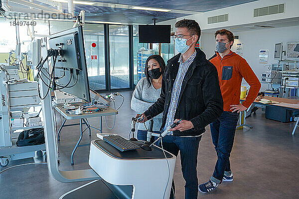 Interne Studierende der Verdauungschirurgie trainieren an einem Lap-Sim-Simulationsgerät für chirurgische Eingriffe.