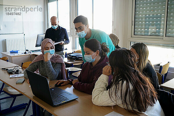 Medizinstudenten während eines Computersimulationsworkshops. Die Software ermöglicht die Verwaltung von Lieferungen und Notfallsituationen. Eine Reanimationsschülerin hilft Hebammenschülern.