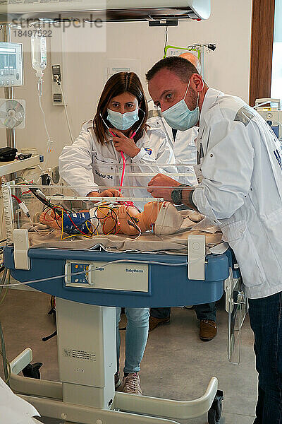 Schulung zur Notfallversorgung für Neugeborenenpuppen. Ausbildung am CESU  Zentrum für Notfallversorgungslehre an der medizinischen Fakultät von Montpellier. Verschiedene medizinische Fachkräfte trainieren in realen Notfallsituationen an einem SimNewB-Neugeborenen-Dummy. Das Neugeborene wird von einem Notarzt betreut  der von Ärzten des SMUR unterstützt wird.