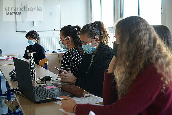 Studenten während einer Nachbesprechung im Anschluss an einen Mannequin-Simulationsworkshop.