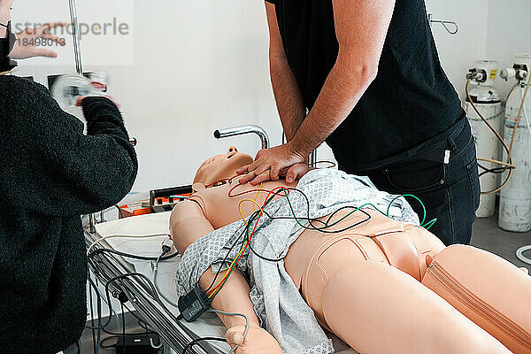 Zwei Tage lang absolvieren Krankenschwestern und Notfallkrankenschwestern an der Montpellier School of Medicine eine Schulung zu Notfallmaßnahmen und Wiederbelebung. Simulationssitzung auf einem SimMan-Dummy. Herzmassage und Installation eines Defibrillators.