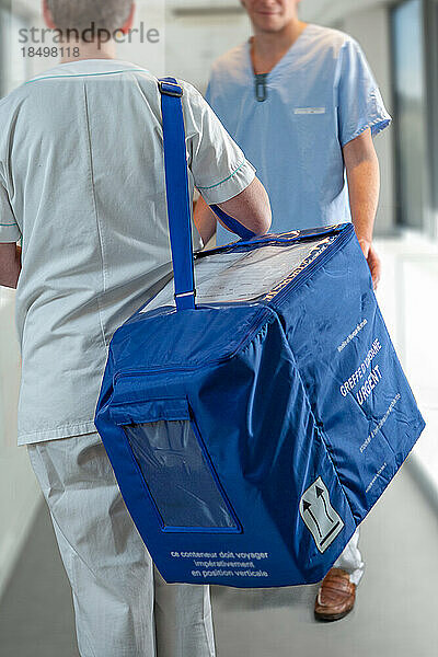 Transport eines Organs zwischen zwei CHUs in einem isothermen Container