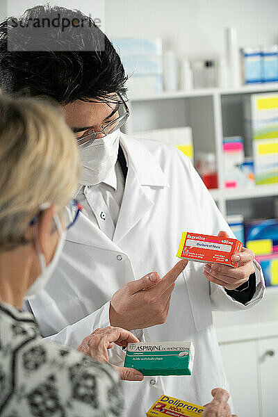 Erklärung des Apothekers zu Medikamenten (Ibuprofen...) für einen Kunden.