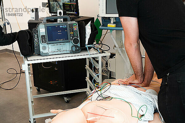 Zwei Tage lang absolvieren Krankenschwestern und Notfallkrankenschwestern an der Montpellier School of Medicine eine Schulung zu Notfallmaßnahmen und Wiederbelebung. Simulationssitzung auf einem SimMan-Dummy. Herzmassage und Installation eines Defibrillators.