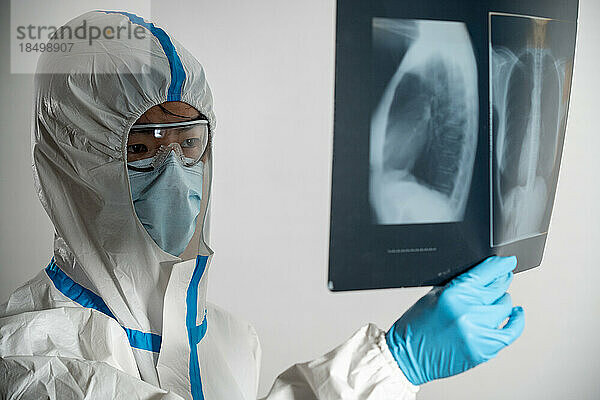 Arzt auf einer Covid-Station eines Krankenhauses untersucht Röntgenaufnahmen der Lunge.
