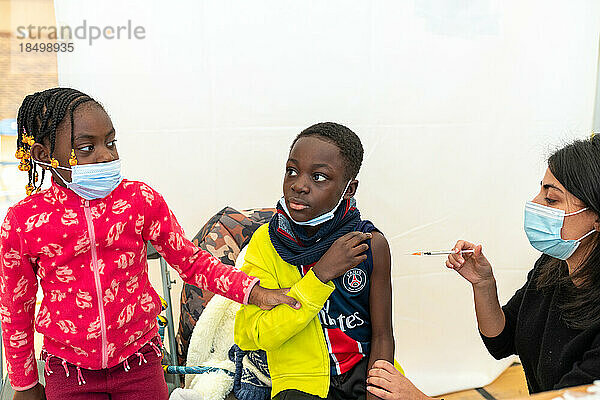 Impfung von 5- bis 11-Jährigen in einem Impfzentrum im Val-de-Marne.