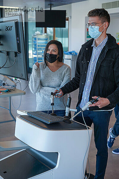 Interne Studierende der Verdauungschirurgie trainieren an einem Lap-Sim-Simulationsgerät für chirurgische Eingriffe.
