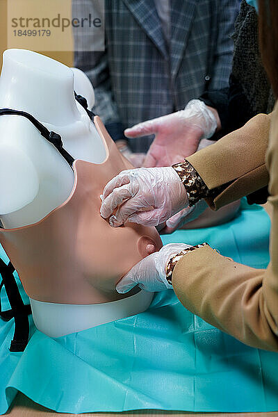 Medizinstudentin im 5. Jahr während eines Kurses in Gynäkologie an der medizinischen Universität von Nîmes. Übungen zum Abtasten der Brust an einer Prothese.