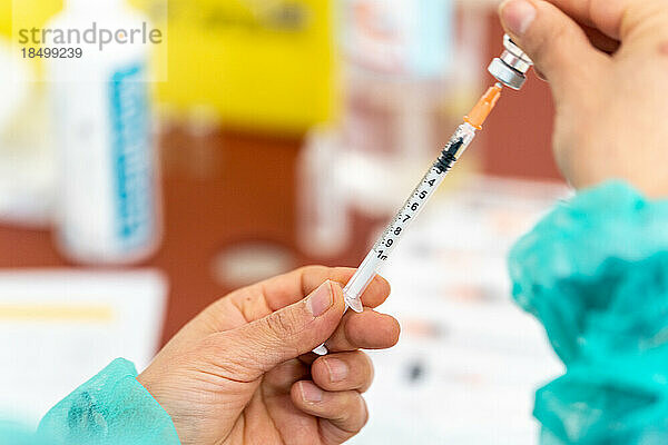 Krankenschwester bereitet eine Impfstoffdosis zur Impfung gegen Covid vor.