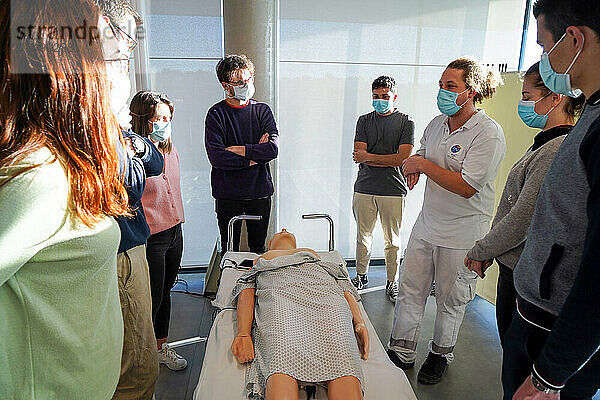 Medizinstudenten im 5. Jahr während eines SimMan-Dummy-Herzmassage-Workshops.