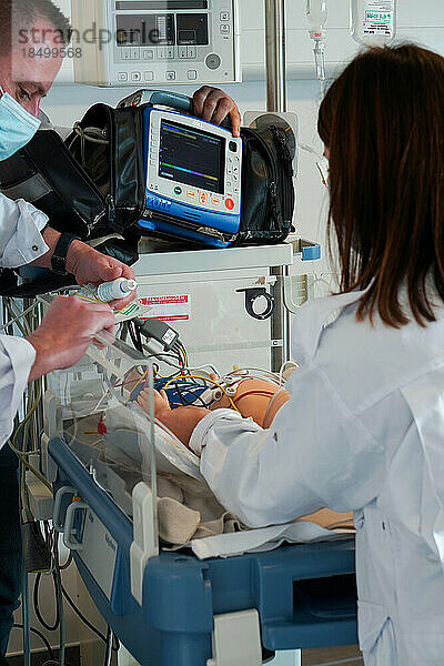 Schulung zur Notfallversorgung für Neugeborenenpuppen. Ausbildung am CESU  Zentrum für Notfallversorgungslehre an der medizinischen Fakultät von Montpellier. Verschiedene medizinische Fachkräfte trainieren in realen Notfallsituationen an einem SimNewB-Neugeborenen-Dummy. Das Neugeborene wird von einem Notarzt betreut  der von Ärzten des SMUR unterstützt wird.