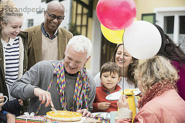 Familie feiert Großvaters Geburtstag  Bayern  Deutschland